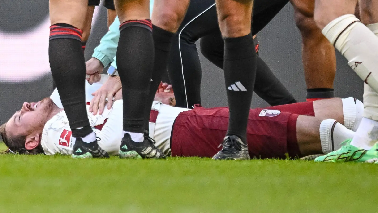 Knockout: Calvin Brackelmann liegt nach dem Kopftreffer verletzt am Boden. (Foto: Harry Langer/dpa)