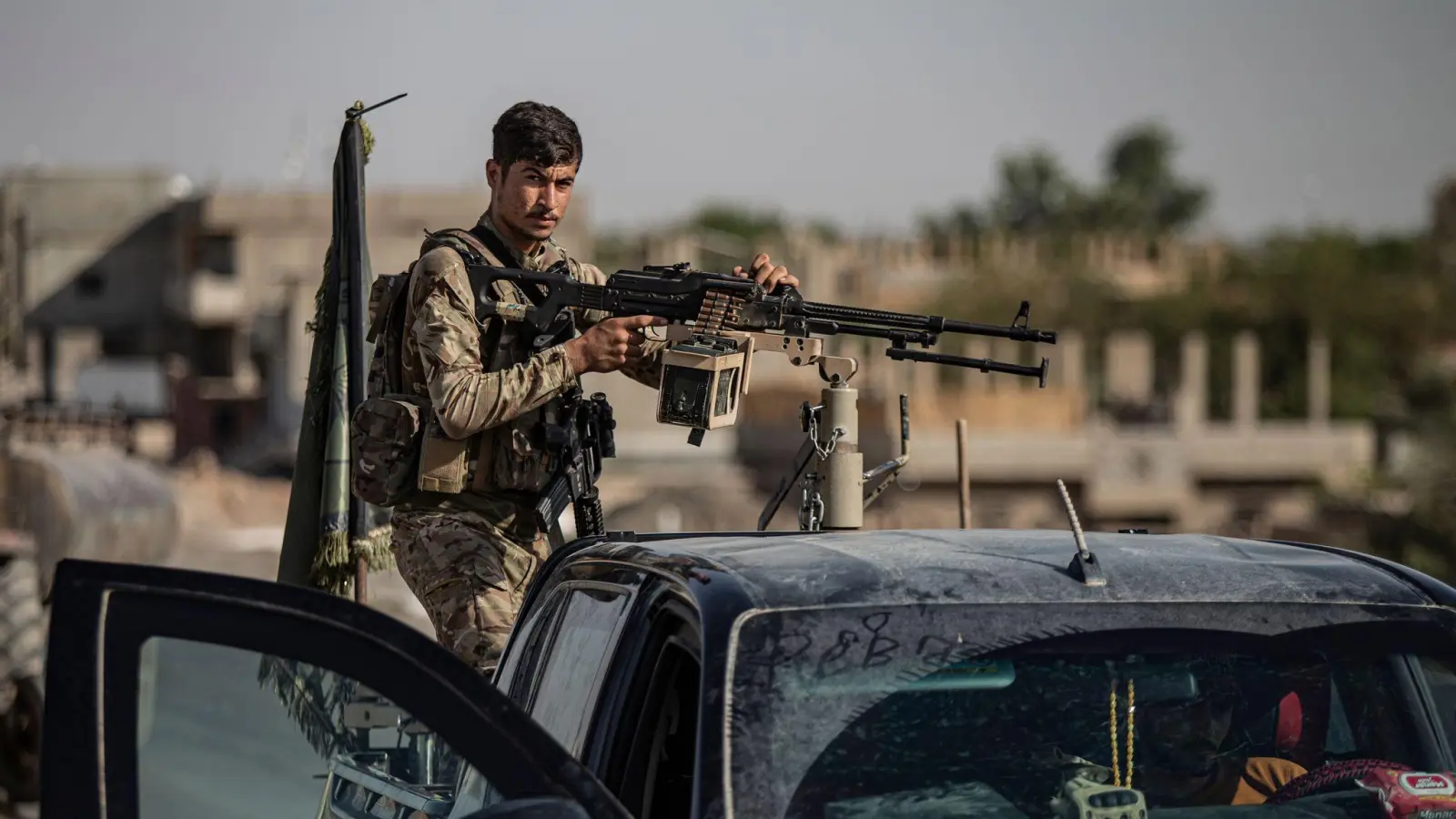 Besonders um die Stadt Kobane unweit der Grenze zur Türkei soll es weiterhin heftige Zusammenstöße geben. (Foto: Baderkhan Ahmad/AP/dpa)