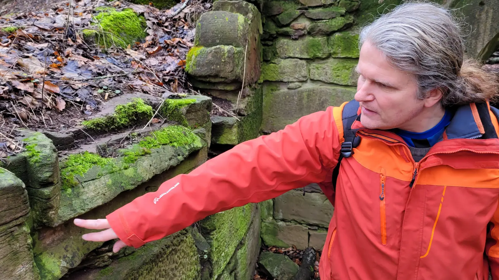 Matthias Schenk, Hobbyheimatforscher aus Nenzenheim, am Hohenlandsberg. Er führt regelmäßig Gruppen zu der Ruine. (Foto: Carmen Lechner)