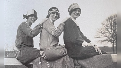 Ohne Hut ging nichts vor 100 Jahren, wie dieses Foto von drei gut gelaunten Frauen aus einem Familienalbum zeigt. (Repro: Lara Hausleitner)