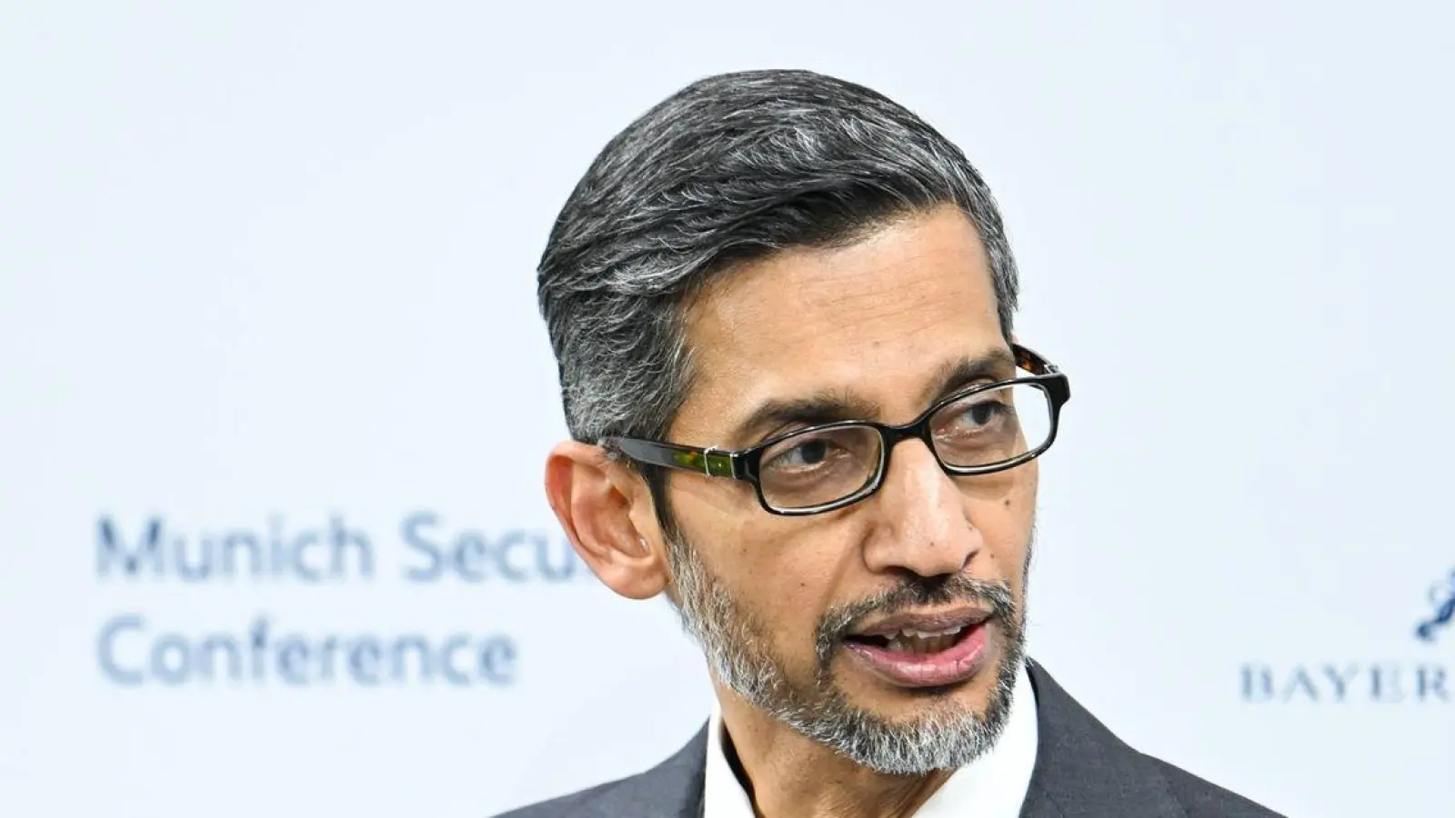 Google-Chef Sundar Pichai nimmt an der Münchner Sicherheitskonferenz teil. Tech-Giganten haben ein Abkommen gegen Wahlmanipulationen durch Künstliche Intelligenz geschlossen. (Foto: Tobias Hase/dpa)