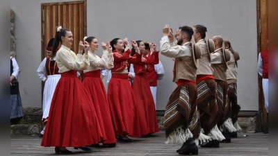 Mit flotten Tänzen begeisterte die „Lustige Volkstanzgruppe Bergtal“ aus Südbrasilien auf der Bühne im Nixel-Garten die Zuschauer. (Foto: Erich Herrmann)