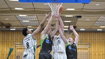 Unter den Körben ging es eng zu zwischen Neustadt (in Weiß von links Aaron Winkelspecht und Mohamad Nedal Jenniat) und Zwickau (links Luuk Wurmbach, rechts Vincent Luck). (Foto: Martin Rügner)