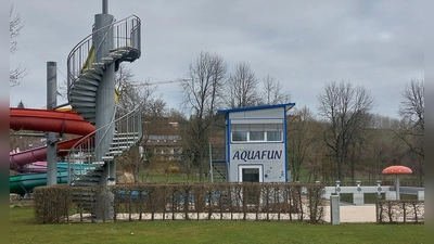 Ende des Winterschlafs. Es laufen die Arbeiten für den Saisonstart des Freibads. (Foto: Sandra Buchwald)