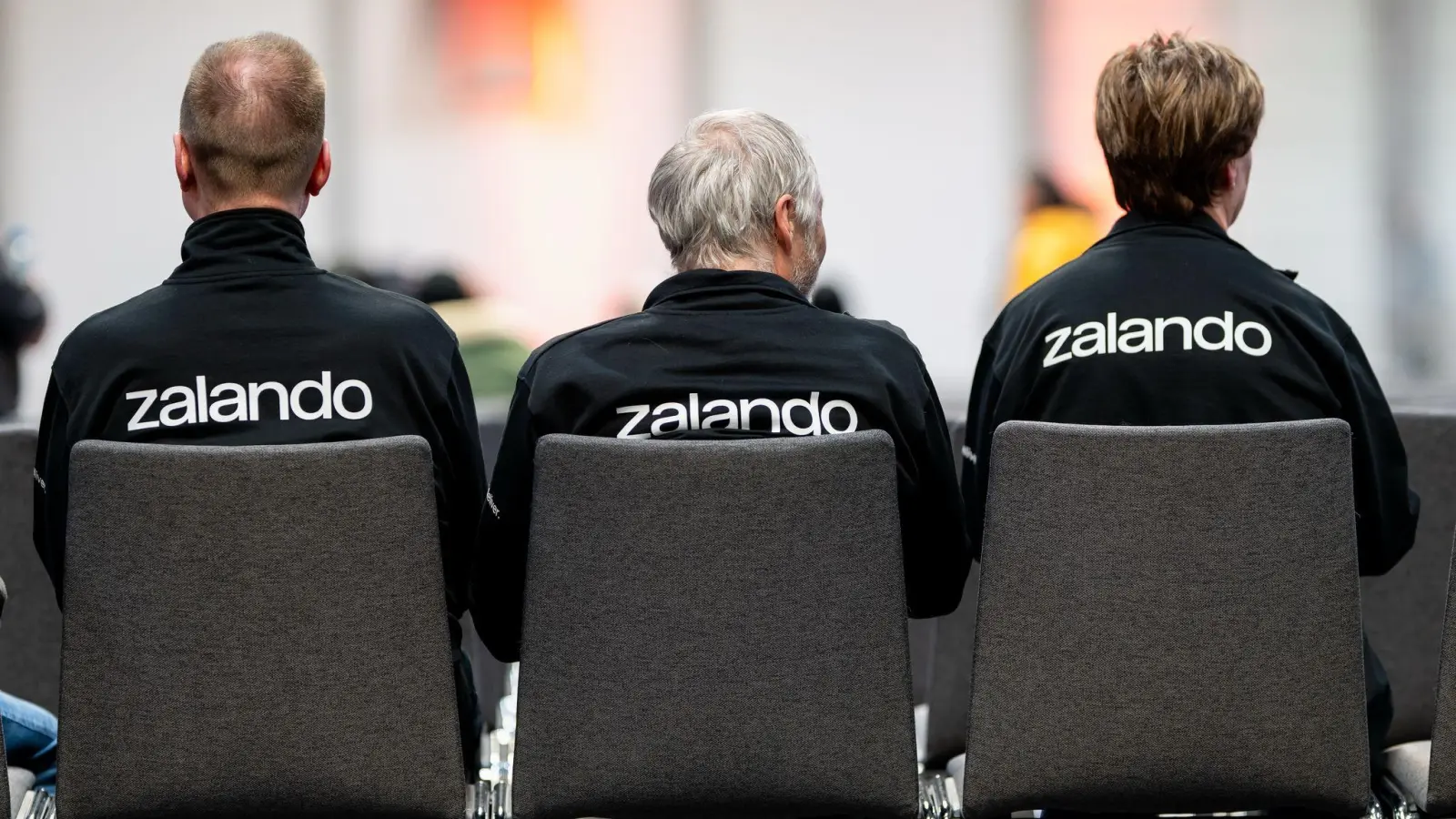 Über den Sozialplan bei Zalando in Erfurt wird nun in einer Einigungsstelle verhandelt. (Illustration). (Foto: Jacob Schröter/dpa)