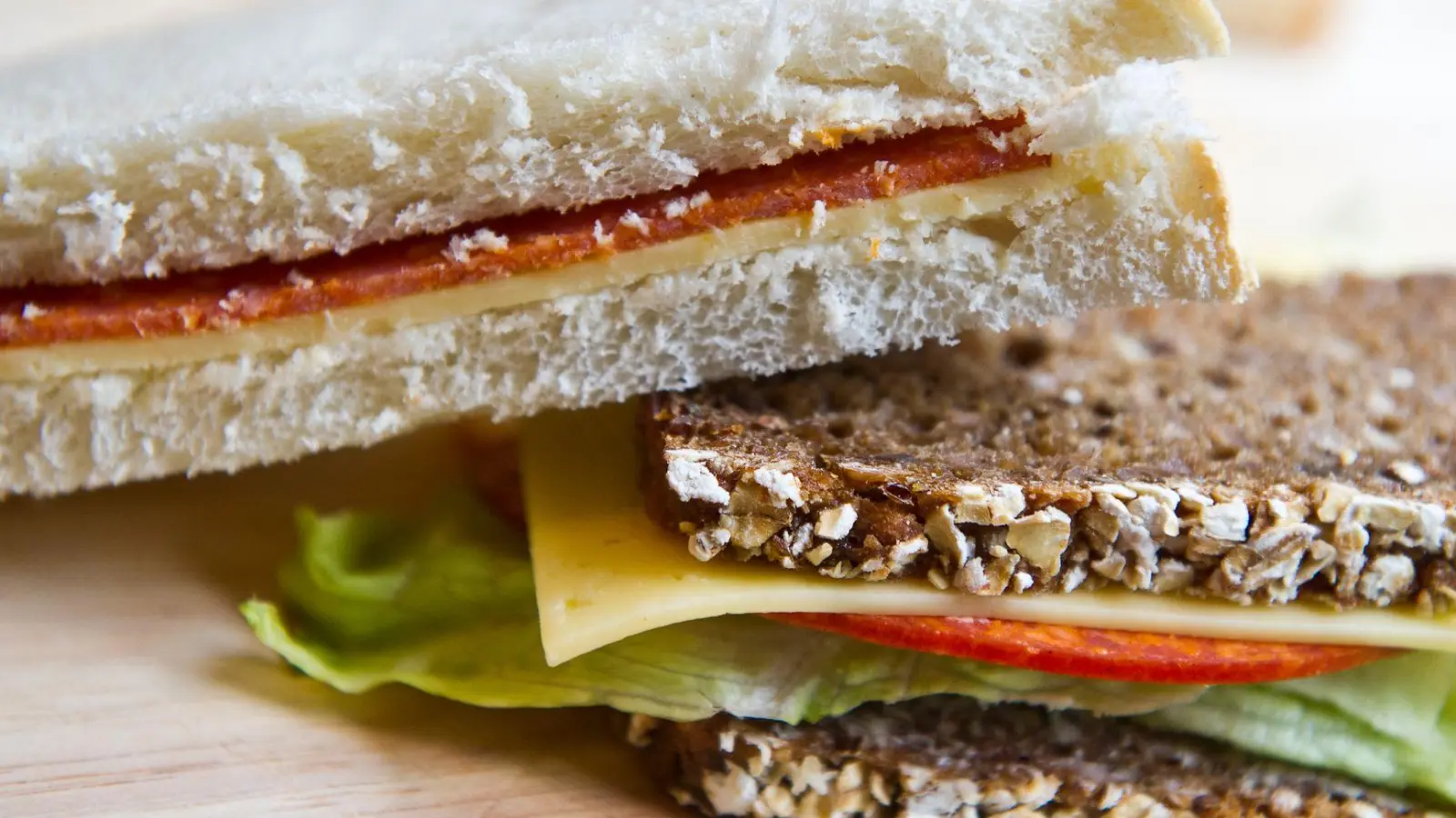 Vielfalt bei belegtem Brot: zwischen Vollkornbrot mit Käse und Salat und Toast mit Wurst und Käse. (Symbolbild) (Foto: picture alliance / dpa)