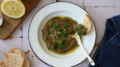 Melitzanosalata: Der griechische Salat, der eigentlich ein Dip ist, wird aus weich gebackener Aubergine zubereitet und zum Fladenbrot gedippt.  (Foto: Julia Uehren/dpa-tmn)