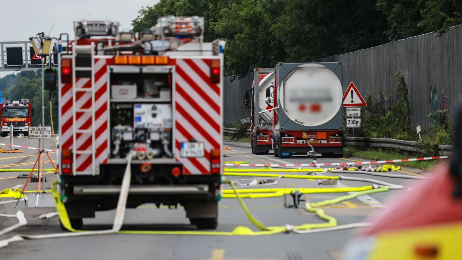 Die A1 ist am Kreuz Kamen gesperrt. (Foto: Alex Talash/dpa)