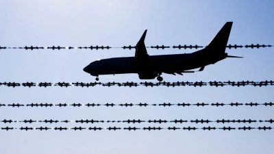 Mehr als jeder zehnte Abgeschobene ist minderjährig. (Archivbild) (Foto: Julian Stratenschulte/dpa)