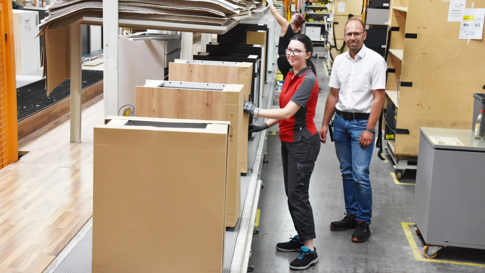 Kateryna Frolova ist aus Donezk geflohen: Die Ukrainerin kann sich durch den betrieblichen Deutsch-Sprachkurs schon gut verständigen (im Bild mit Christian Kutter, Abteilungsleiter der Endmontage). (Foto: Silvia Schäfer)