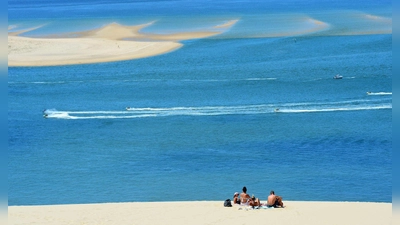 Nach den Waldbränden an der Atlantikküste ermuntert die Tourismusbranche auch ausländische Touristen zur Rückkehr. (Archivbild) (Foto: Mehdi Fedouach/AFP/dpa)