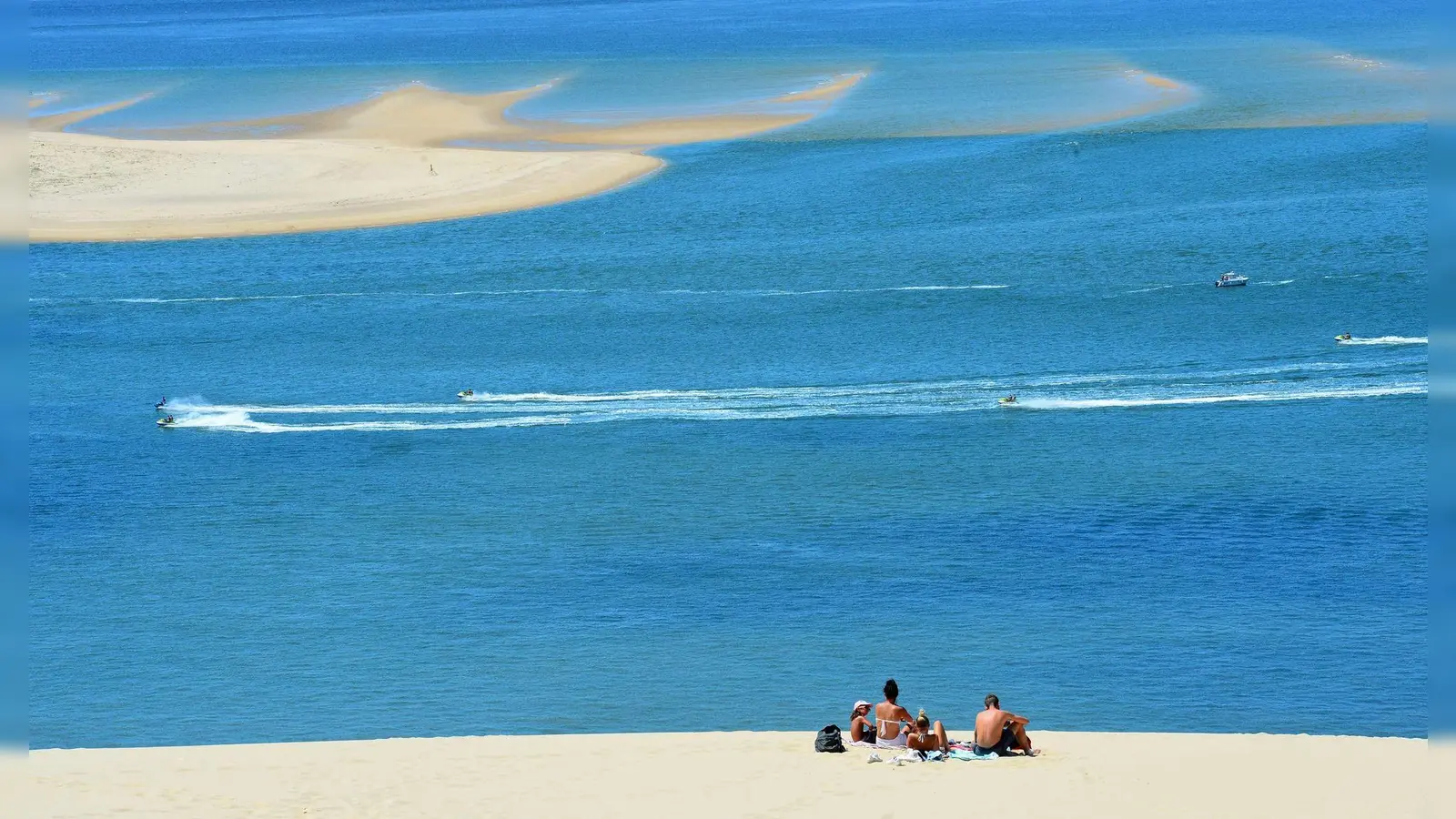 Nach den Waldbränden an der Atlantikküste ermuntert die Tourismusbranche auch ausländische Touristen zur Rückkehr. (Archivbild) (Foto: Mehdi Fedouach/AFP/dpa)
