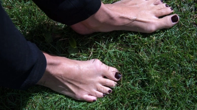 Einfach mal barfuß laufen - das stärkt bei einem Hallux valgus die Fußmuskulatur. (Foto: Andrea Warnecke/dpa-tmn)
