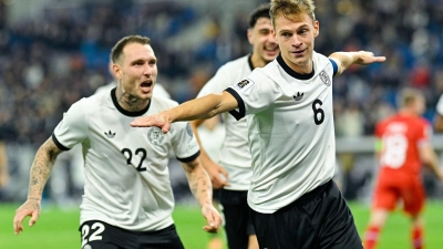 Joshua Kimmich bejubelt seinen ersten Doppelpack im Nationaltrikot. (Foto: Uwe Anspach/dpa)