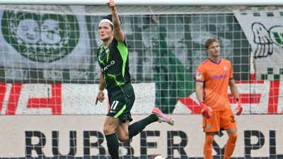 Wolfsburgs Fabian Reese jubelt über sein Tor zum 1:0 gegen Osnabrück.  (Foto: Swen Pförtner/dpa)