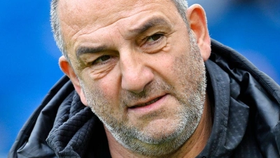 Tief frustriert: Heidenheims Trainer Frank Schmidt nach der Niederlage bei Hoffenheim. (Foto: Uwe Anspach/dpa)