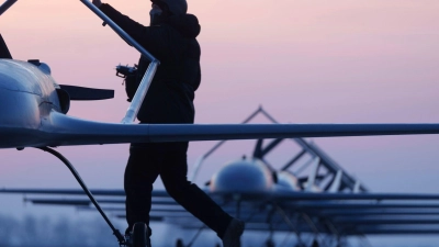 Haben sie oder haben sie nicht Putins Residenz angegriffen? Ukrainische Langstreckendrohnen vor dem Flug. (Archivbild) (Foto: Evgeniy Maloletka/AP/dpa)