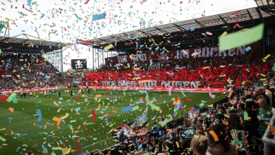 St. Paulis Fans feiern ihre Mannschaft beim Einlaufen. (Foto: Christian Charisius/dpa)
