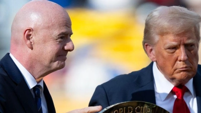 Bei der Siegerehrung der Club-WM Mitte Juli präsentierten sich US-Präsident Donald Trump (r) und FIFA-Chef Gianni Infantino Seite an Seite. (Foto: Sven Hoppe/dpa)