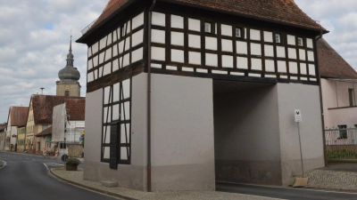 Das Wahrzeichen Uehlfelds ist das Torhaus in der Bamberger Straße. Bei einem Unfall wurde die Fassade leicht beschädigt. (Archivbild: Johannes Zimmermann)