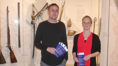 Anlässlich des Jubiläums „500 Jahre Bauernkrieg“ hat sich das Museumsteam vom Haus der Geschichte ein interessantes Programm ausgedacht. Unser Bild zeigt Philip Schürlein, Leiter des Amts für Tourismus und Kultur beim Touristik Service Dinkelsbühl, und Museumsleiterin Ute Heiß. (Foto: Lisa-Maria Liebing)