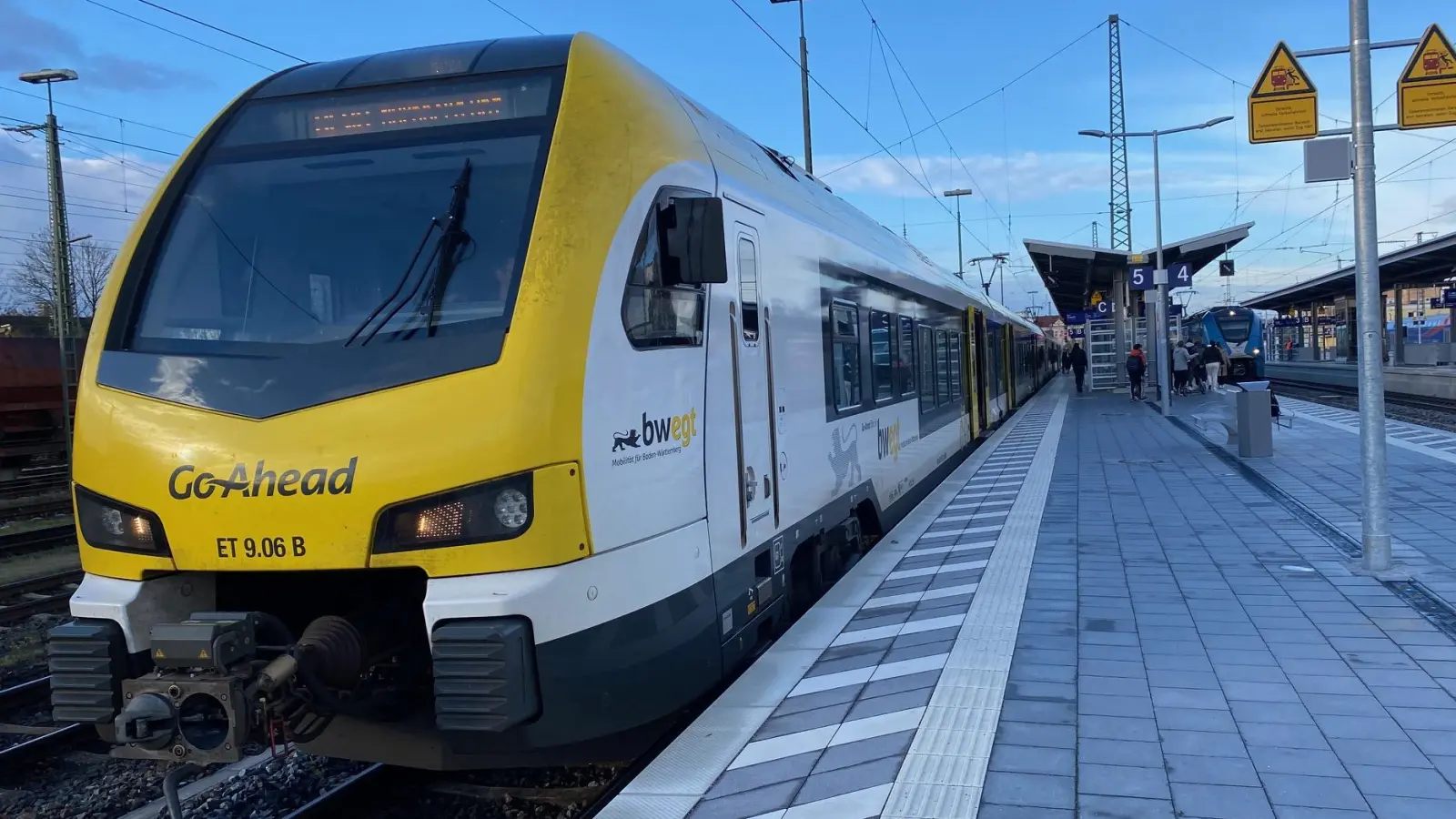 Go-Ahead fährt mit seinen Zügen ungeachtet des GDL-Warnstreiks über Ansbach - links der RE90 nach Nürnberg, rechts der RE80 nach Treuchtlingen. (Foto: Manfred Blendinger)