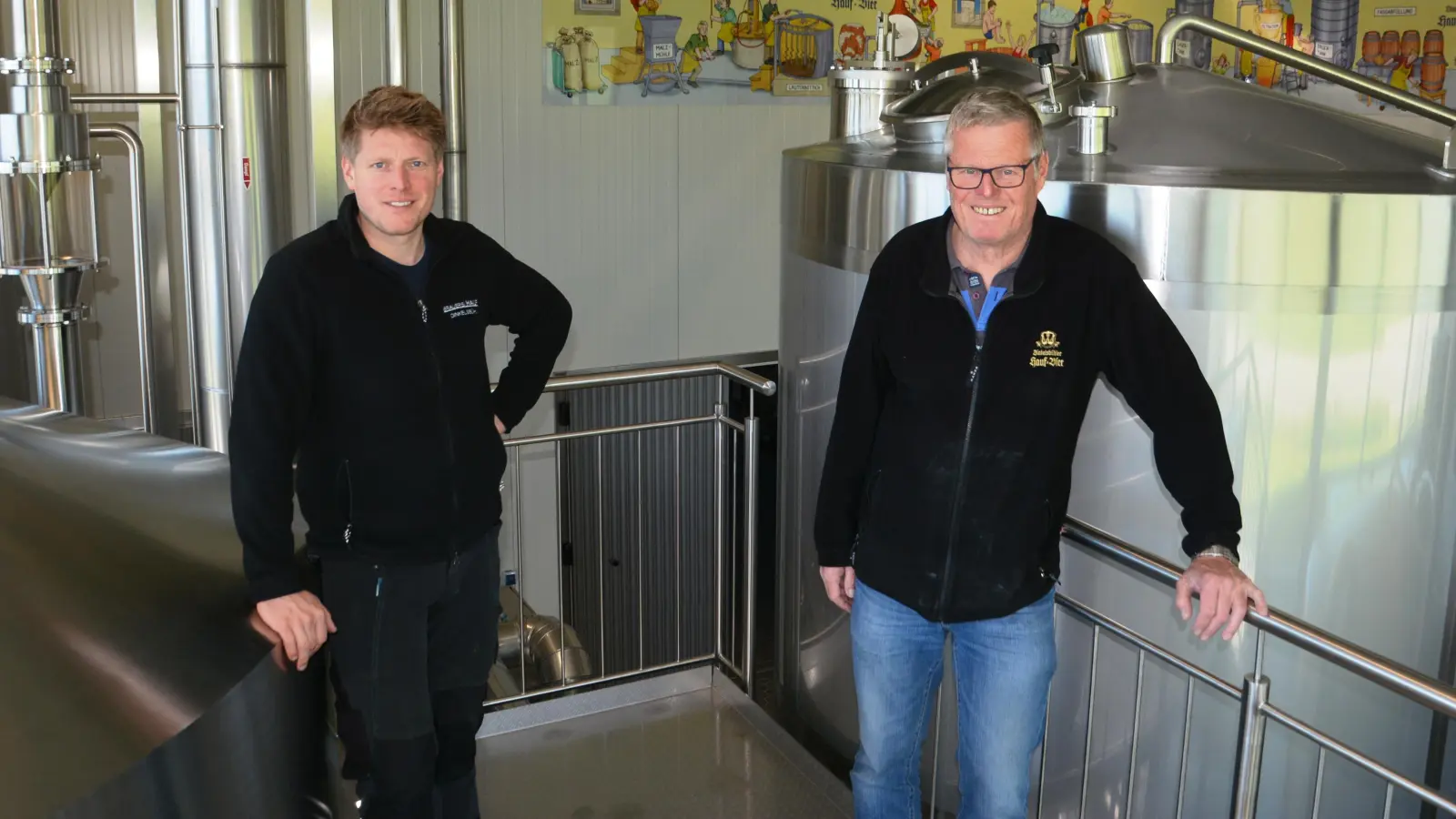 Florian und Bernd Hauf im Herzstück der Brauerei.  (Foto: Peter Tippl)