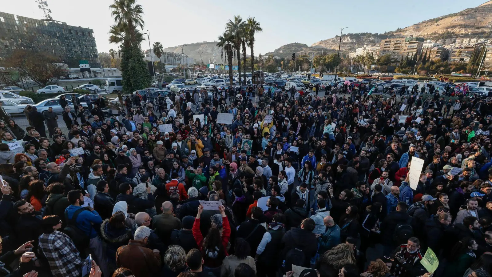 Christen, Alawiten und andere Minderheiten fürchten nach dem Sturz Assads mögliche Repressionen. (Foto: Omar Sanadiki/AP/dpa)