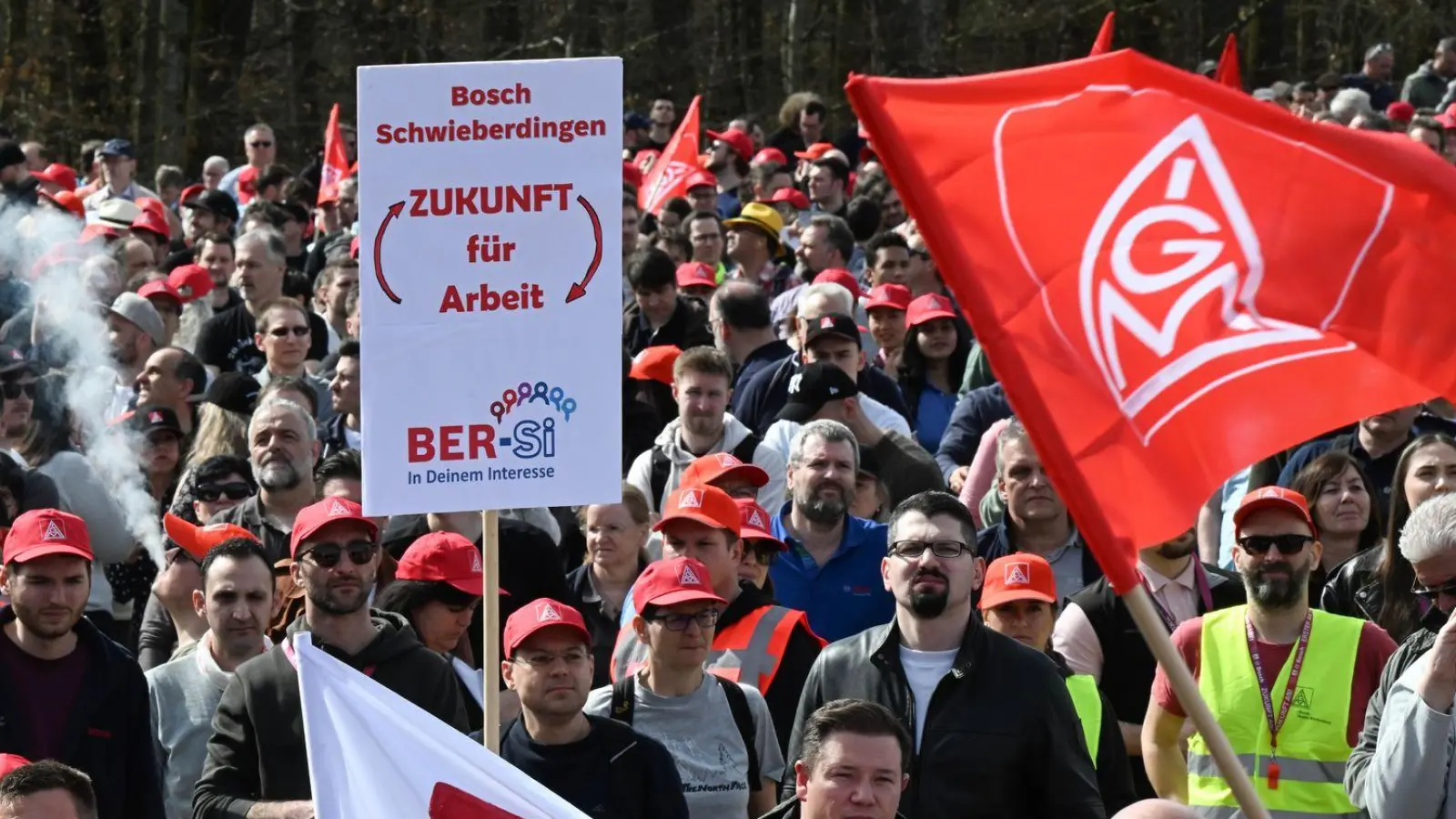 Beschäftigte protestierten schon im Frühjahr gegen die Sparpläne bei Bosch - nun hat der Betriebsrat erneut Widerstand angekündigt. (Archivbild) (Foto: Bernd Weißbrod/dpa)