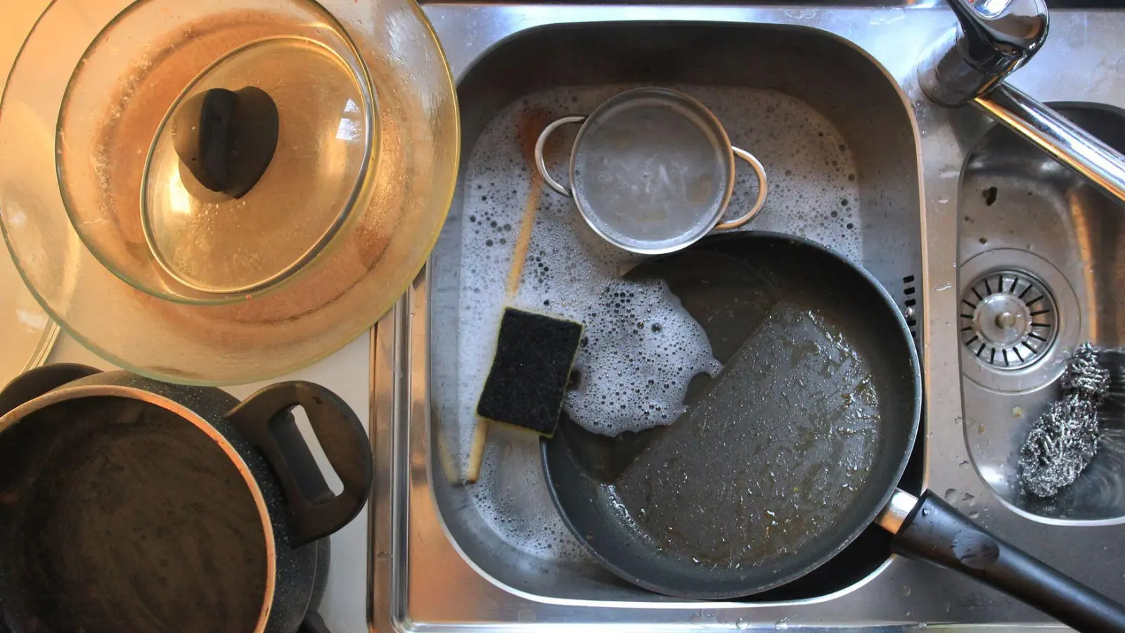 Männer überschätzen ihren Beitrag zur Hausarbeit, lautet ein Fazit aus einer repräsentativen Befragung. (Symbolbild) (Foto: picture alliance / dpa)