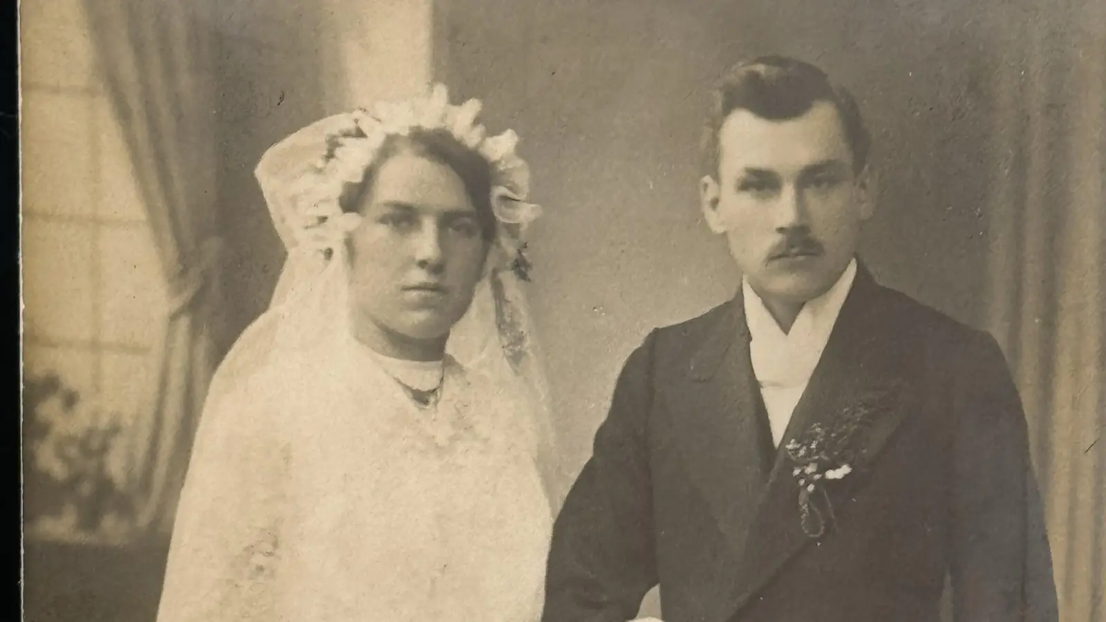 Lina und Philipp Treuheit auf ihrem Hochzeitsbild: Bei den Luftangriffen kamen sie in ihrem Haus am Markgrafenring ums Leben. (Repro: Lara Hausleitner)