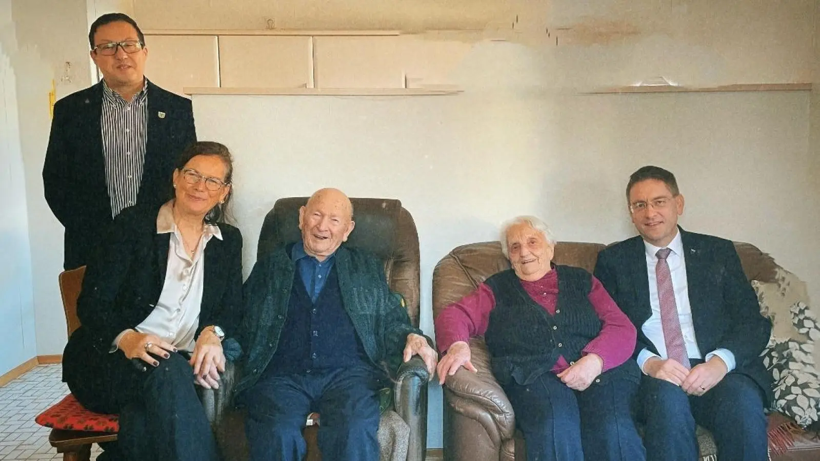 Seinen 100. Geburtstag hat Michael Hermann (Dritter von links) jetzt abgehakt. Das nächste Ziel ist der 75. Hochzeitstag mit seiner Frau Anna (Zweite von rechts). Das Foto zeigt die beiden mit Landrat Dr. Jürgen Ludwig (rechts), Bürgermeisterin Friederike Sonnemann und zweitem Bürgermeister Oliver Frank. (Foto: Kathrin Ott)