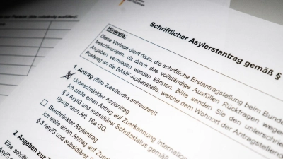 Die Zahl der Asylerstanträge sank im August im Vergleich zum Juli um 5,9 Prozent. (Symbolbild) (Foto: Julian Stratenschulte/dpa)