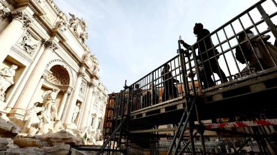 Der hufeisenförmige Steg  führt Besucher vorbei an der Fassade aus Marmor und Travertin. (Foto: Cecilia Fabiano/LaPresse via ZUMA Press/dpa)