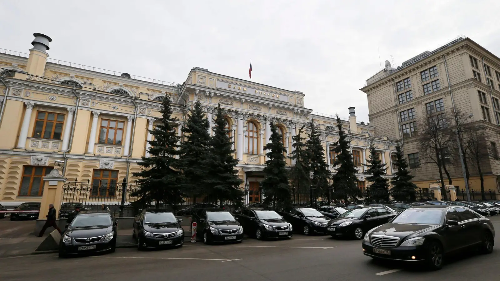 Eine Außenansicht des Gebäudes der russischen Zentralbank in Moskau. (Foto: Yuri Kochetkov/EPA/dpa/Archivbild)