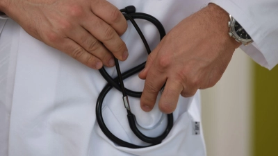 In 28,3 Prozent der im vorigen Jahr überprüften Fälle erlitten die betroffenen Patientinnen und Patienten durch den Behandlungsfehler einen Schaden. (Symbolbild) (Foto: picture alliance / Patrick Seeger/dpa)