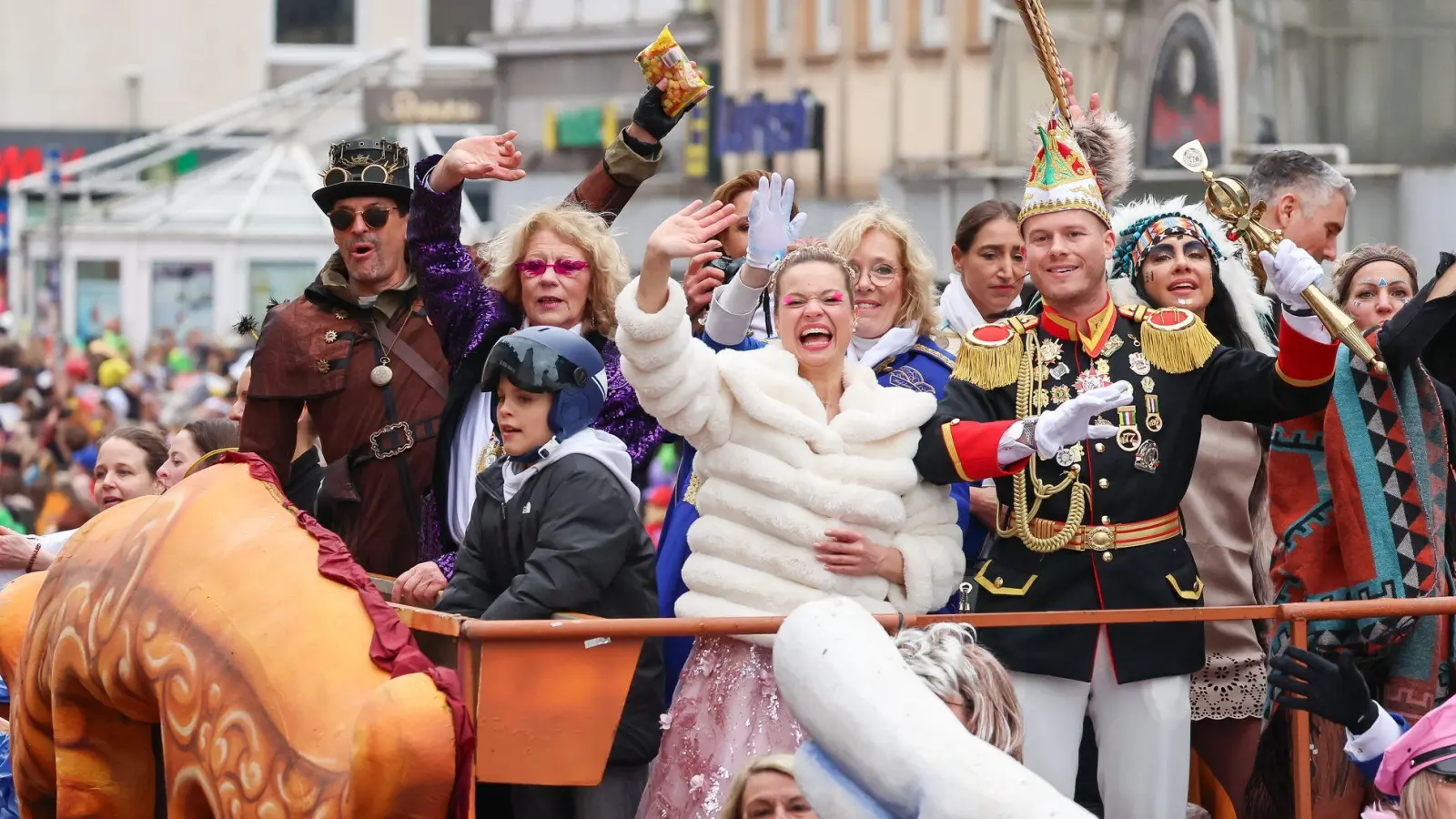 Die Prinzenpaare fahren bei Umzügen oft auf Wagen mit. (Archivbild) (Foto: Daniel Löb/dpa)