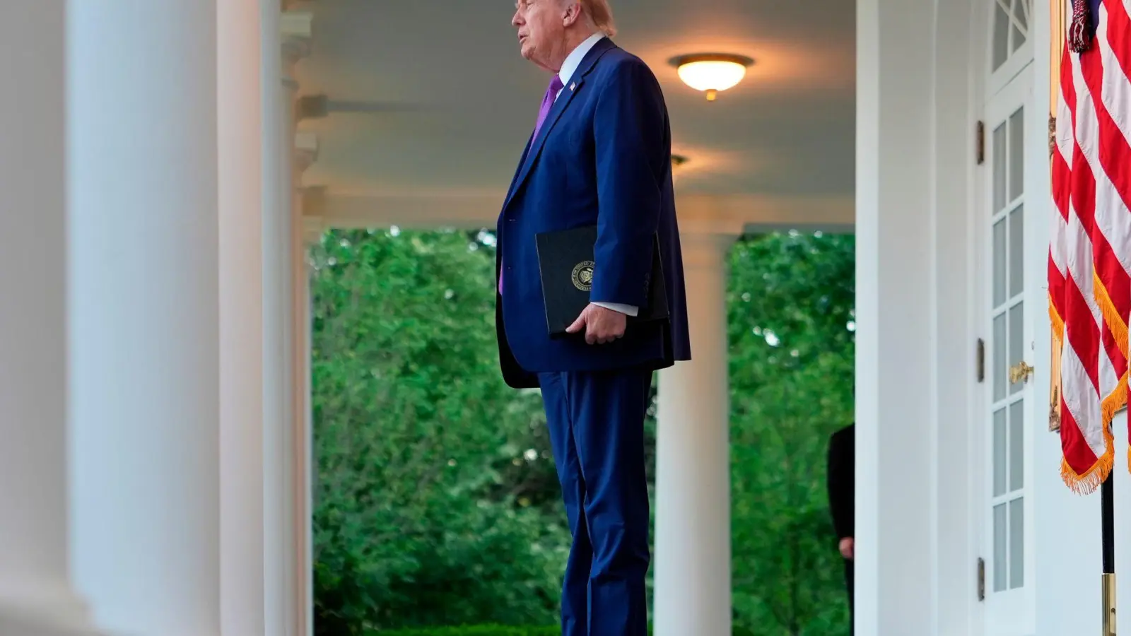 Die USA planten für Dienstag laut Trump einen Angriff auf den Iran (Archivbild).  (Foto: Julia Demaree Nikhinson/AP/dpa)