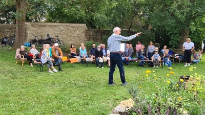 Joachim Greis erläuterte einige Besonderheiten des Kulturgartens. Er rezitierte aber auch Limericks und fränkische Lyrik. (Foto: Margit Schwandt)