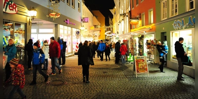 Volle Gassen erhoffen sich Stadt und Einzelhandel bei den bis zu zwölf möglichen Einkaufsnächten im nächsten Jahr. Auch heuer soll es noch ein solches Event geben. Geplant ist es für den 6. Dezember. (Archivbild: Jim Albright)