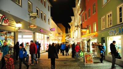 Nach mehrjähriger Pause feierte die Einkaufsnacht Ende November ihr Revival. Im Rahmen der diesjährigen Rokoko-Festspiele soll das Bummeln durch die Läden in der Innenstadt am 5. Juli erneut erneut möglich sein.  (Archivfoto: Jim Albright)