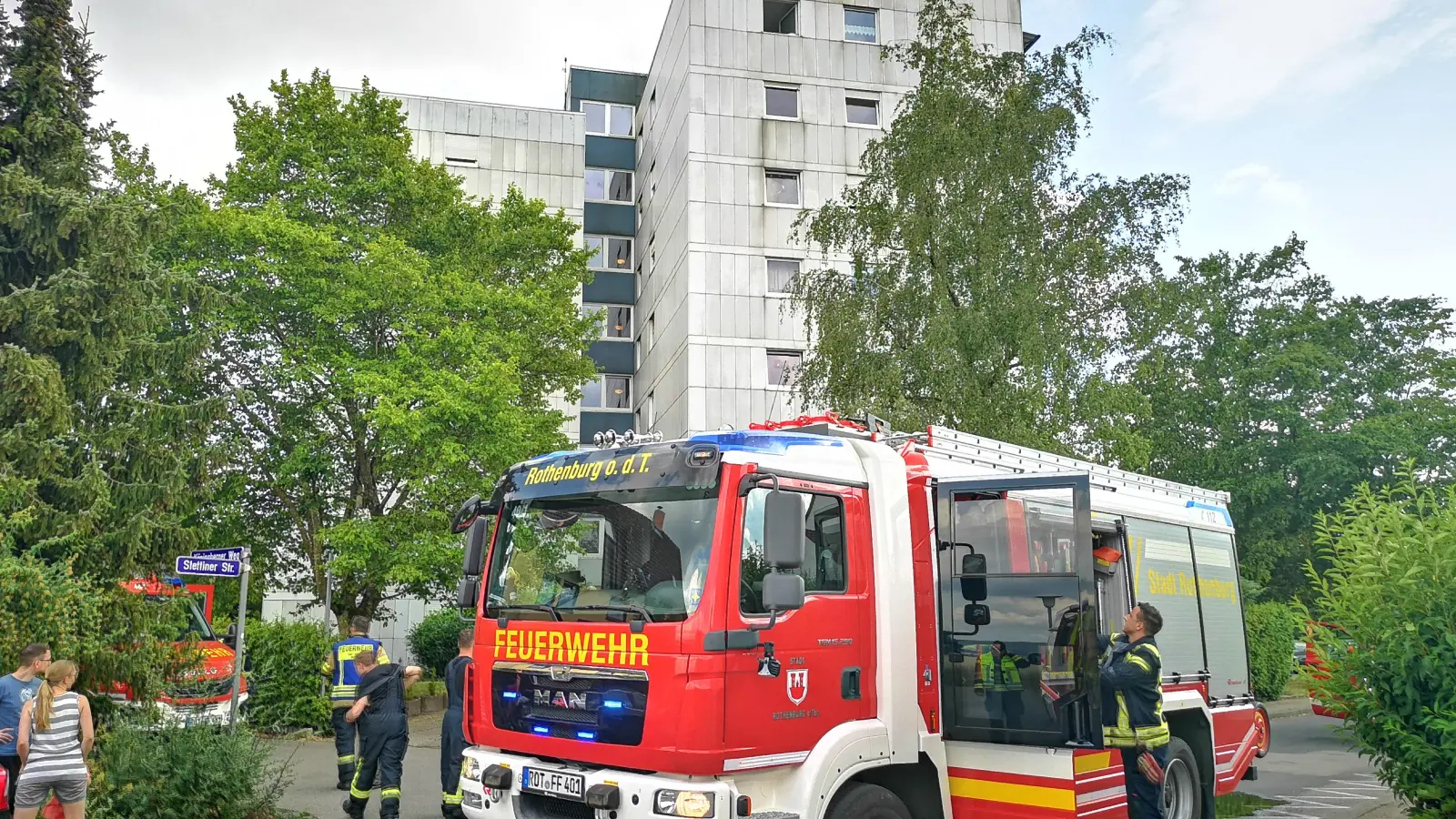 Das Hochhaus steht in der Königsberger Straße am östlichen Stadtrand von Rothenburg. Wenn solche Gebäude betroffen sind, wird bei der Alarmierung grundsätzlich eine Stufe höher gegriffen.  (Foto: Jürgen Binder)