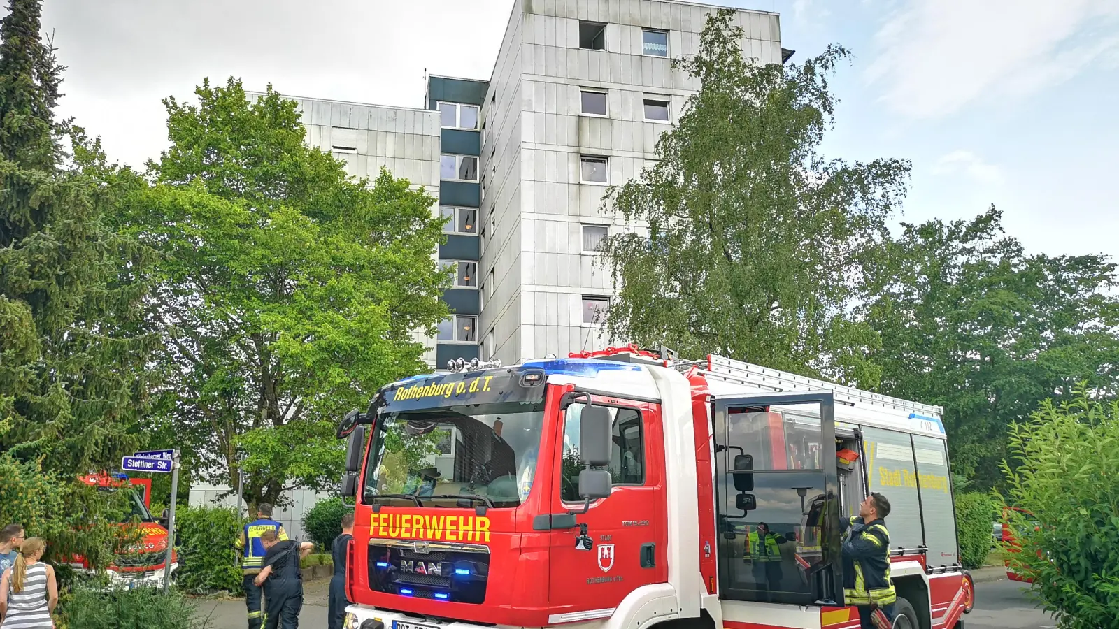 Das Hochhaus steht in der Königsberger Straße am östlichen Stadtrand von Rothenburg. Wenn solche Gebäude betroffen sind, wird bei der Alarmierung grundsätzlich eine Stufe höher gegriffen.  (Foto: Jürgen Binder)