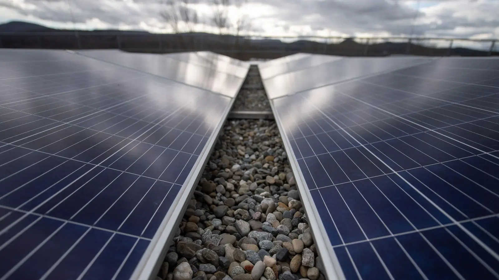 Eine Photovoltaikanlage steht auf einem Gebäude der Hochschule Reutlingen. (Foto: Sebastian Gollnow/dpa)