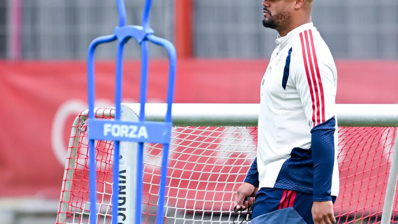Bayern-Trainer Vincent Kompany beim Abschlusstraining.  (Foto: Sven Hoppe/dpa)