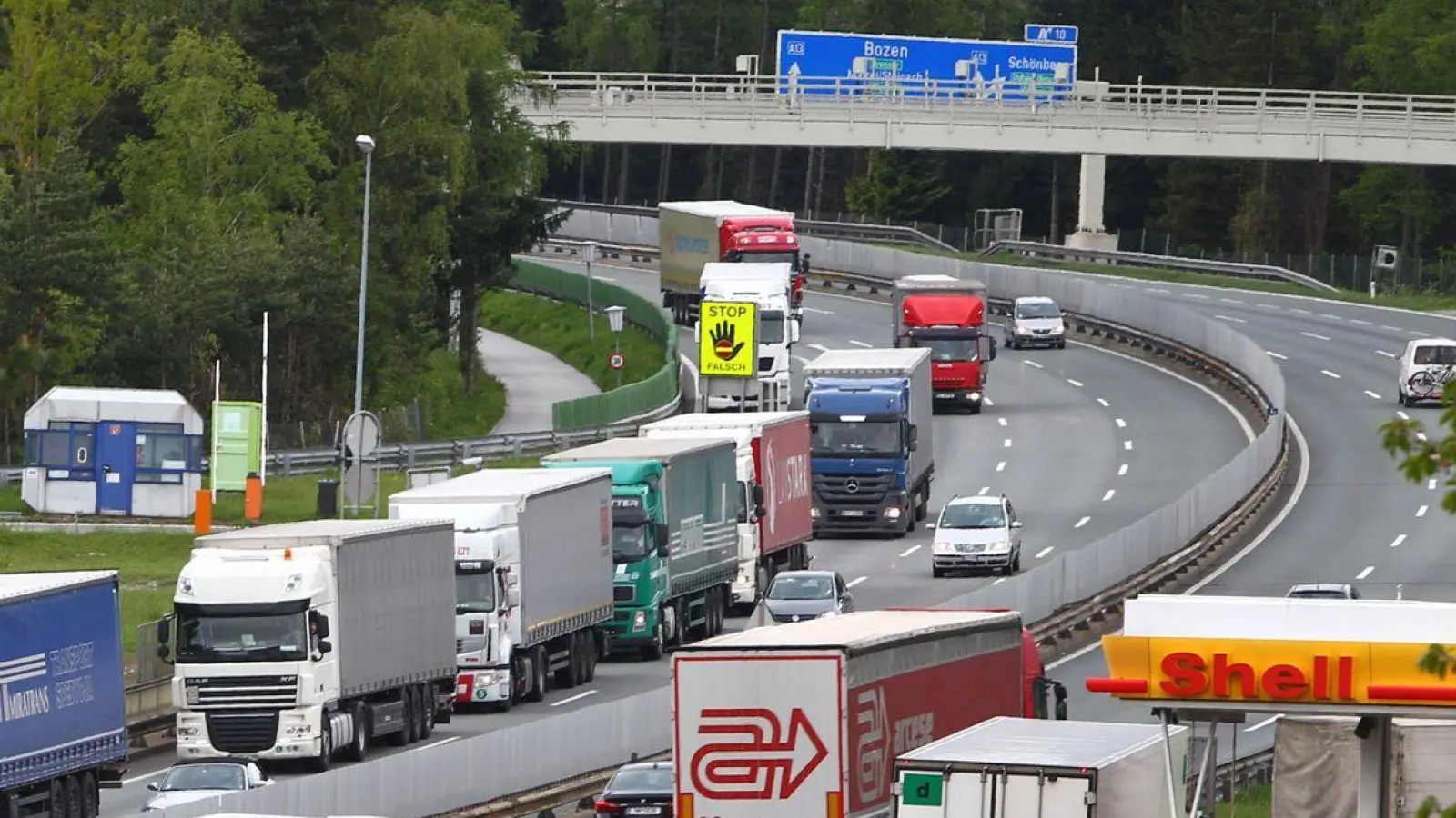 Lastwagen stauen sich auf der Brennerautobahn A13 neben der Raststätte an der Europabrücke bei Schönberg. (Foto: Karl-Josef Hildenbrand/dpa/Archivbild)