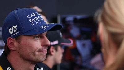 Er startet nun aus der Boxengasse.  (Foto: Ettore Chiereguini/AP/dpa)