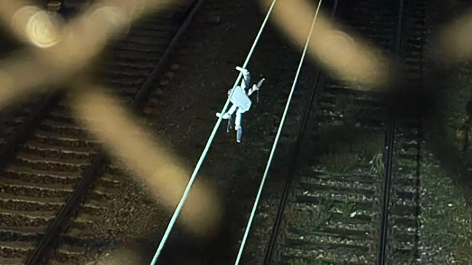 Eine Drohne ist am Münchner Hauptbahnhof in eine Oberleitung geflogen und hat damit für Einschränkungen gesorgt.  (Foto: -/Bundespolizei/dpa)