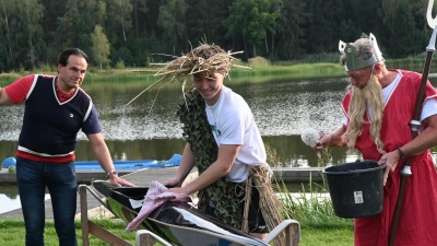 Hatten bei der Taufe und Übergabe des neuen Boots Gerti Spaß (von links): Axel Hilterhaus, Neptunhelfer Simon Lehmeyer und Neptun Hermann Lennart. (Foto: Anna Beigel)