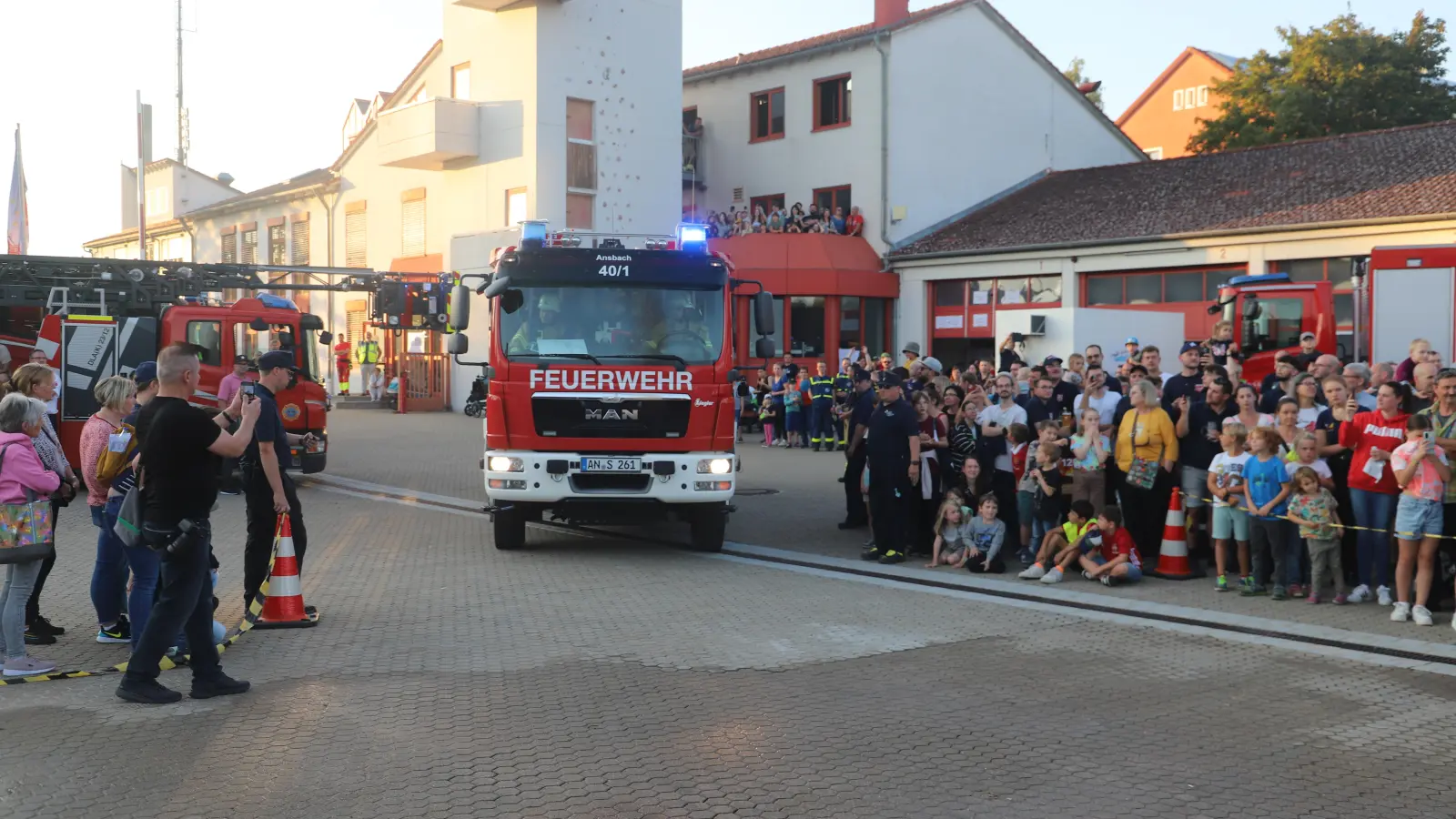 Im Übungsszenario des simulierten Zimmerbrands rücken die Brandschützer an. Viele Zuschauer verfolgen das Geschehen. (Foto: Oliver Herbst)